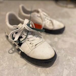 Off-White c/o Virgil Abloh